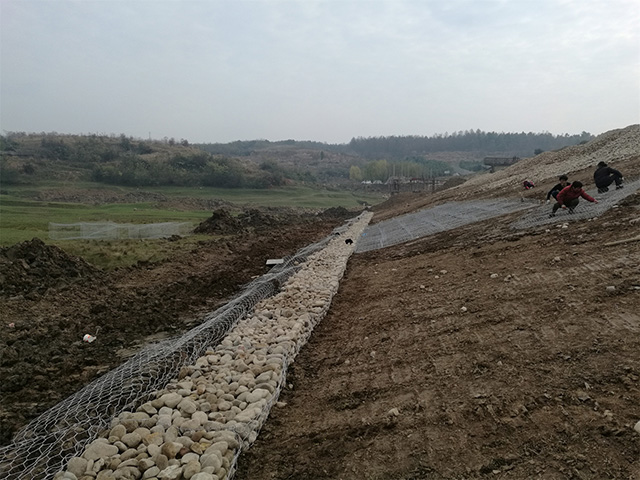 湖南小山建设有限公司,承接水利水电工程,承接河湖疏浚工程,机械设备租赁,建材销售,小山建设
